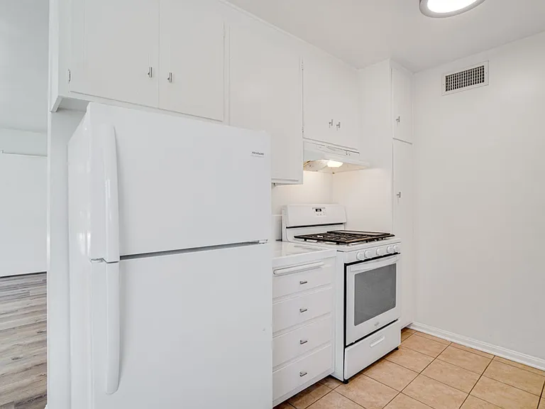 Imperial Gardens Apartments — Photo 14