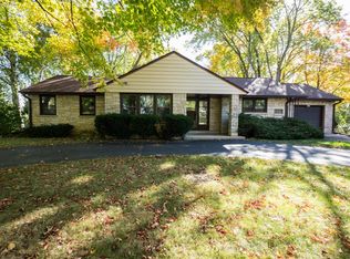 7000 S Phyllis Ln, Franklin, WI 53132