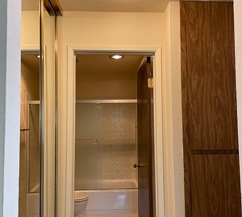 4th image of 325 Brosnan Ct