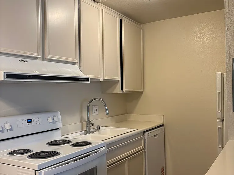 The Summit Apts. — Photo 5