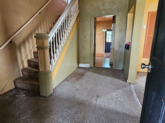 3rd image of 924 Summit St