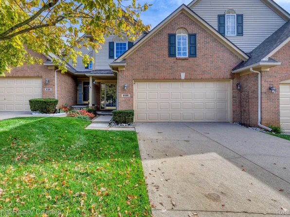 8190 Springdale Dr, White Lake, MI 48386