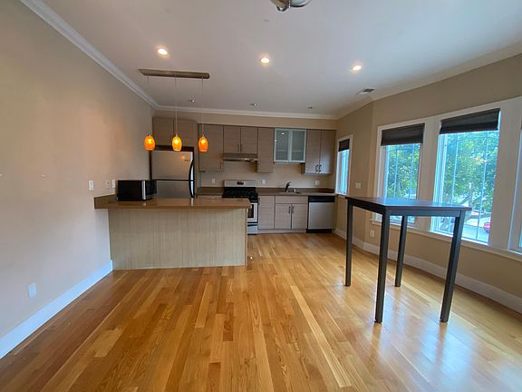 2nd image of 420 Baker St APT 1