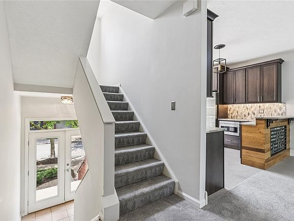 4th image of 33 Waterfront Dr