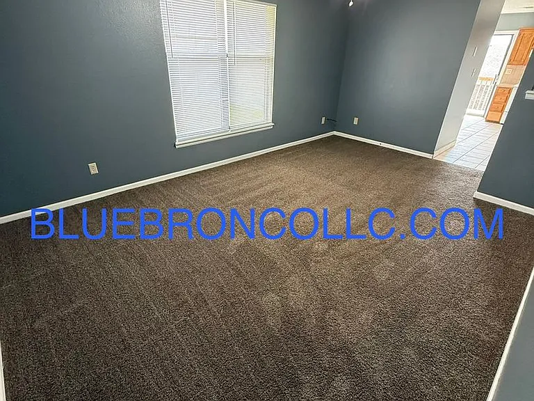 Cute 2 bedroom 1 bathroom home with a 1 car garage — Photo 2