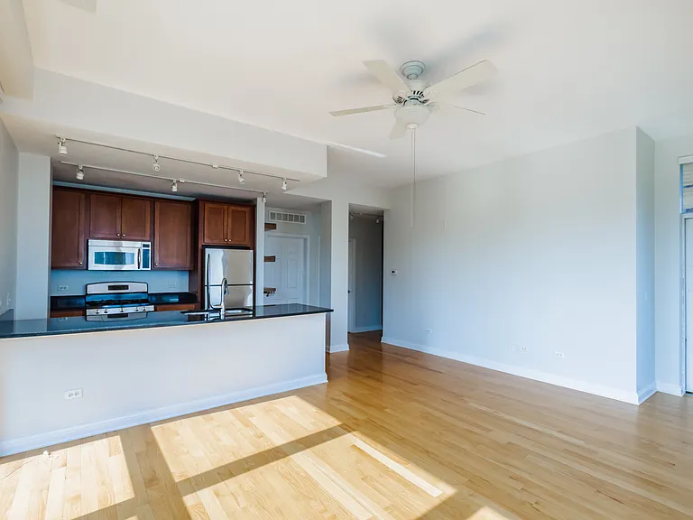 2035 S Indiana Ave #401 — Photo 4