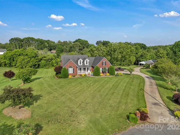 814 Settlers Dr, Cherryville, NC 28021