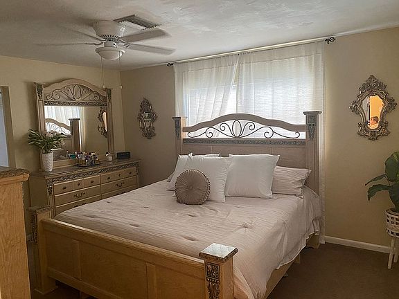 3rd image of 905 SW 40th Ter