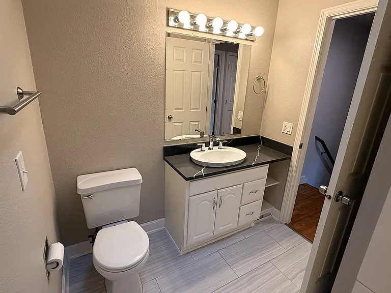 708 N L St #4 — Photo 9