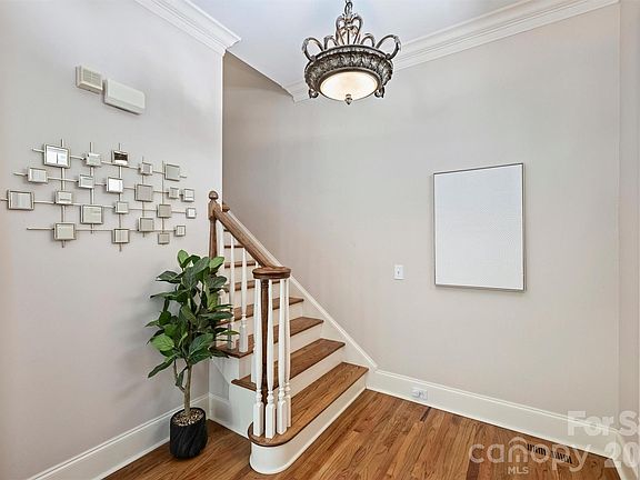2nd image of 1115 S Kings Dr