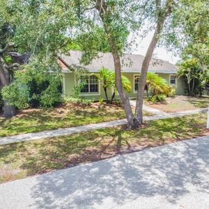 143 Suwannee Ave, Tarpon Springs, FL, 34689