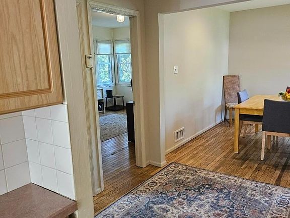 5th image of 121 W Hanover Ave