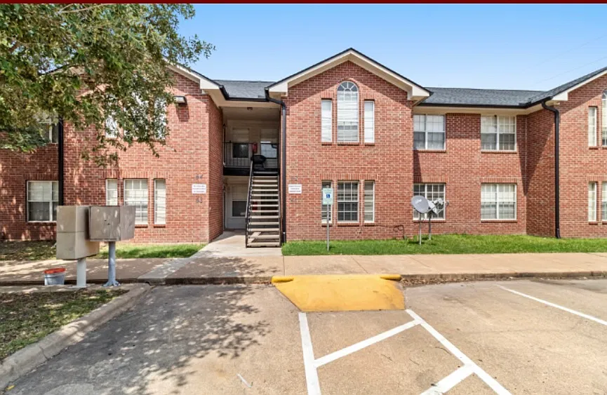 701 Balcones Dr — Photo 1