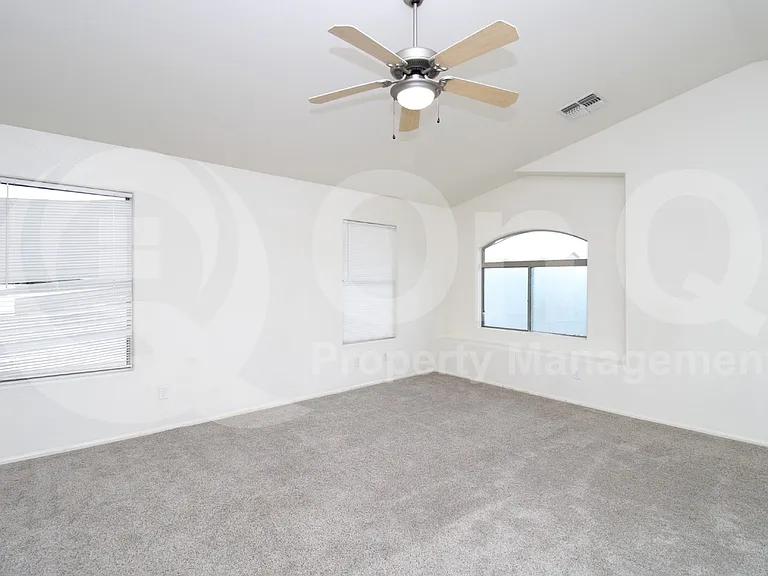 226 E Clairidge Dr — Photo 10