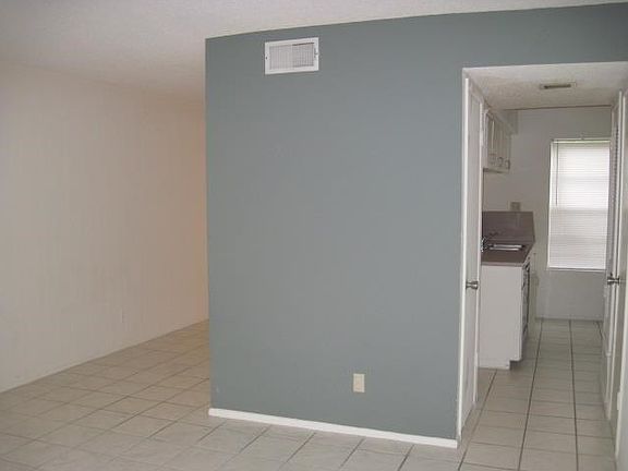 3rd image of 410 Park Ln APT 102