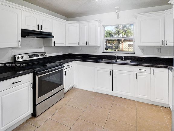4th image of 1722 NW 8th Ct