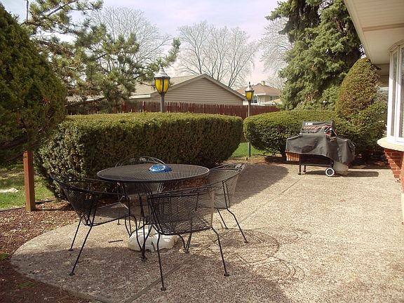 Nice size Patio in Bkyrd w/SGD to Family Room