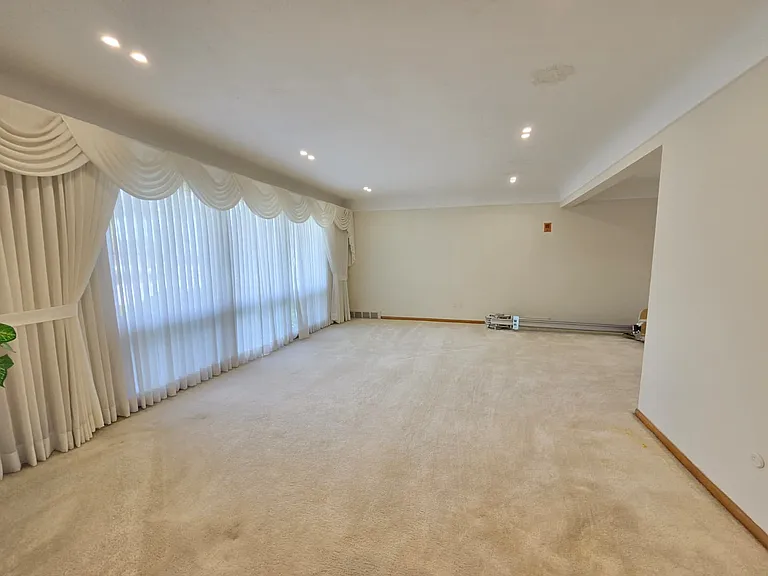 15915 Hilton St — Photo 12