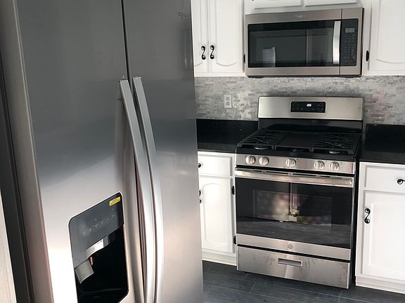 3rd image of 504 Oakmont Ln