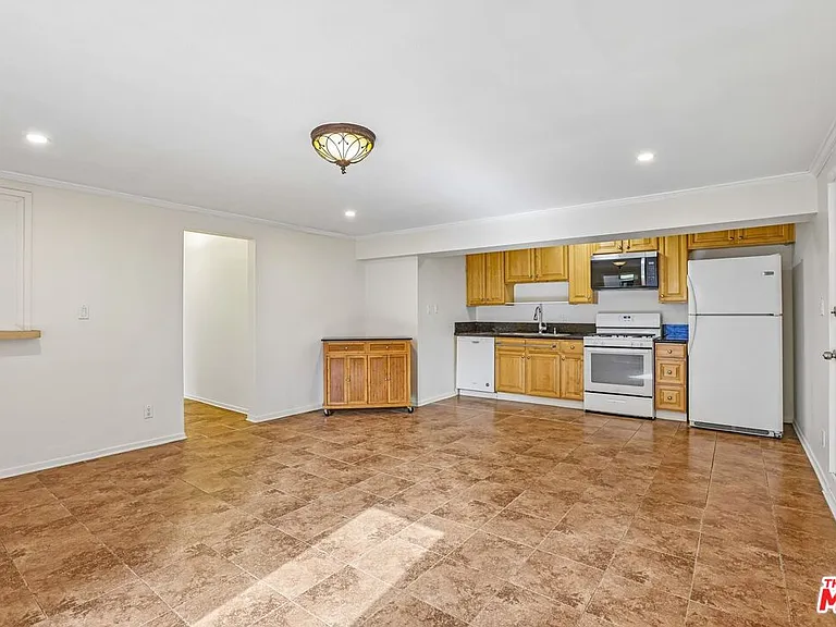 6727 1/2 Orion Ave — Photo 12