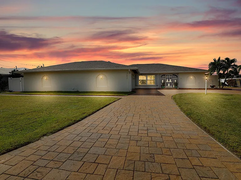 3652 SE 5th Ct — Photo 3
