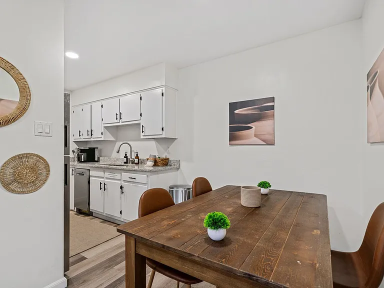 Gorgeous Renovated 1 & 2 Bedroom Apartment @ 1512 Court — Photo 15