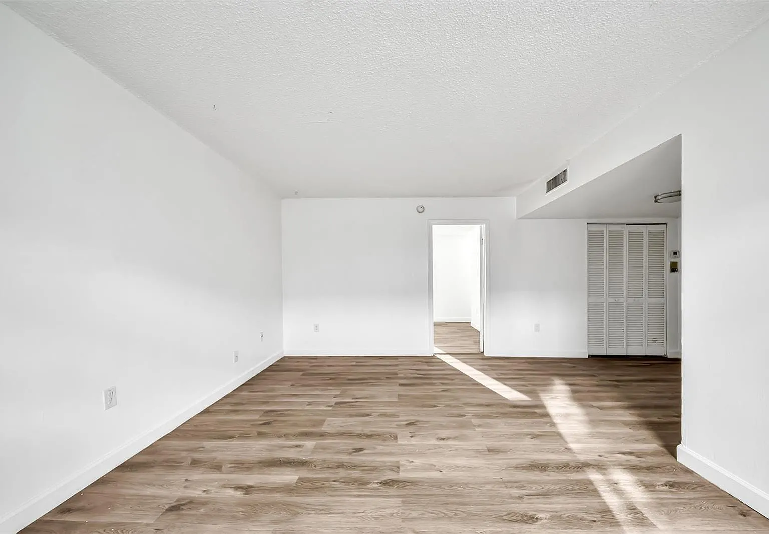 1 bed, 1000 sqft, $1,975 — Photo 4