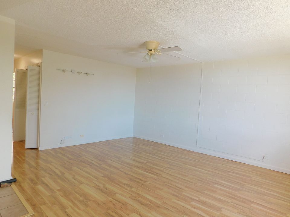 Dining area with ceiling fan