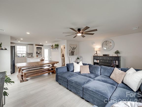 3rd image of 1208 Old Fort Dr