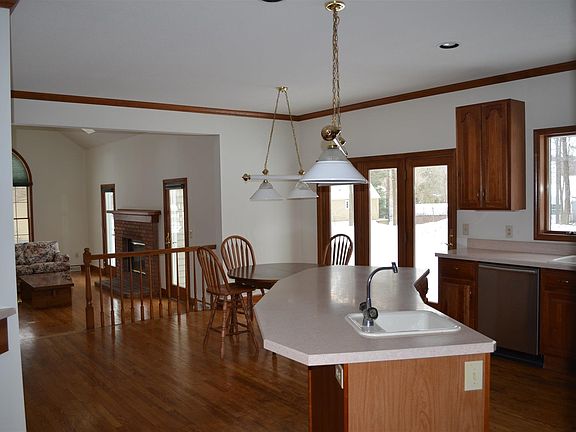 5th image of 74 Robinwood Dr