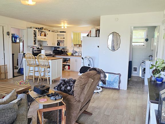 4th image of 375 Picture St