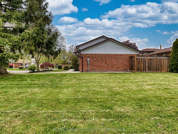 4th image of 36 Rochelle Dr