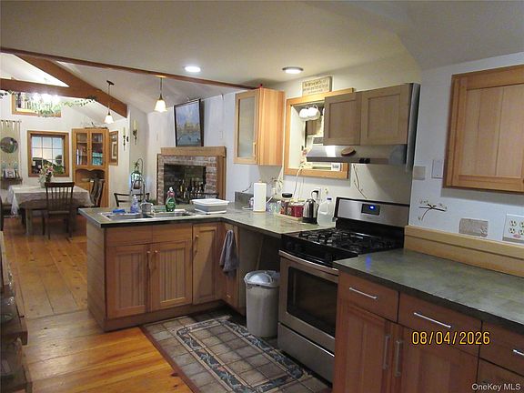 3rd image of 463 Mountain Rd