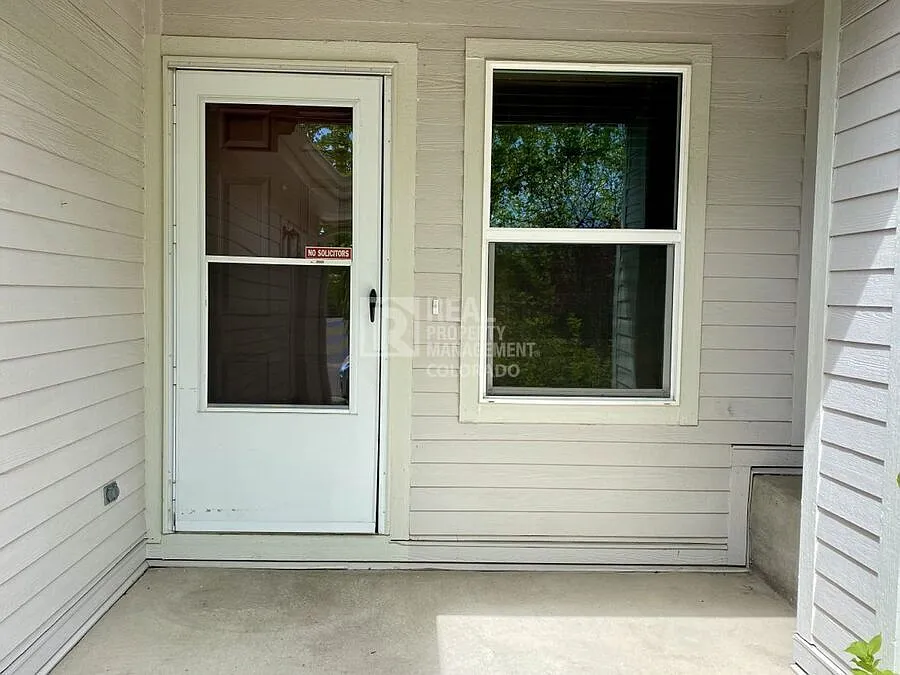 Stunning 3 bedroom, 1.5 bathroom townhome — Photo 3