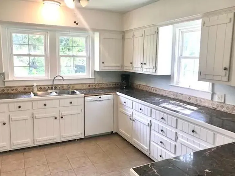526 Embassy Dr — Photo 7