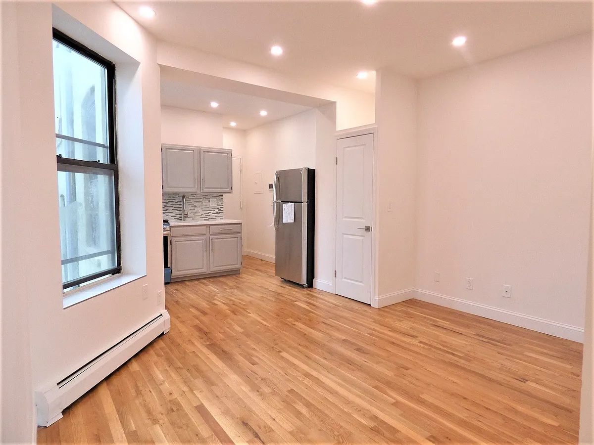Building Photo - 2 Clinton St #3C