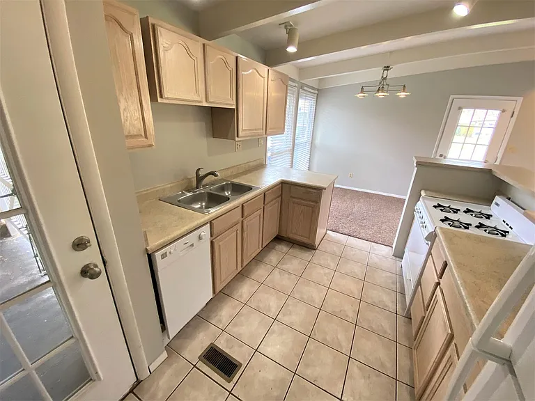 2443 Edgevale Rd — Photo 12