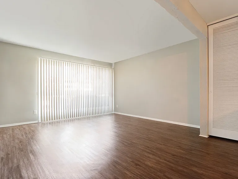 5830 Reseda Boulevard — Photo 104