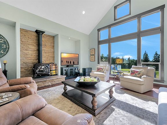 Oversized windows that brings the outside in