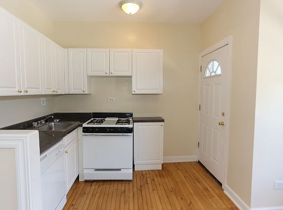 2nd image of 3726 N Pine Grove Ave APT 3E