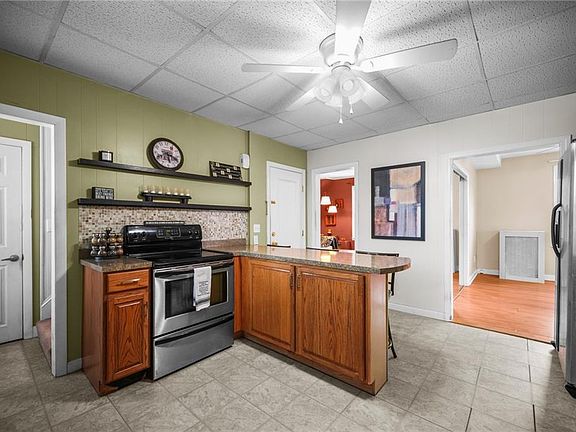 4th image of 128 Vincent Ave