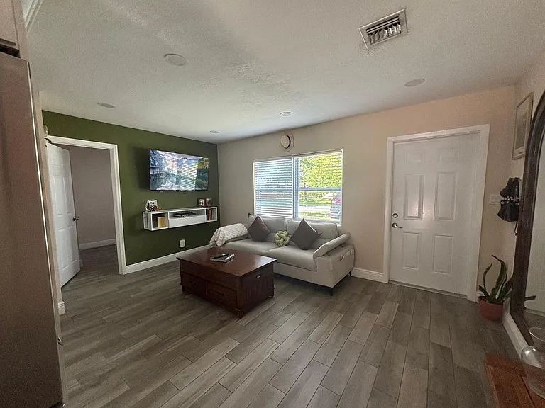 2480 NE 13th Ter #0 — Photo 5