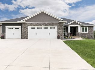 3009 Forrest Meadow Ln, Hiawatha, IA 52233