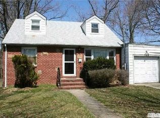 146 W Granada Ave, Lindenhurst, NY 11757