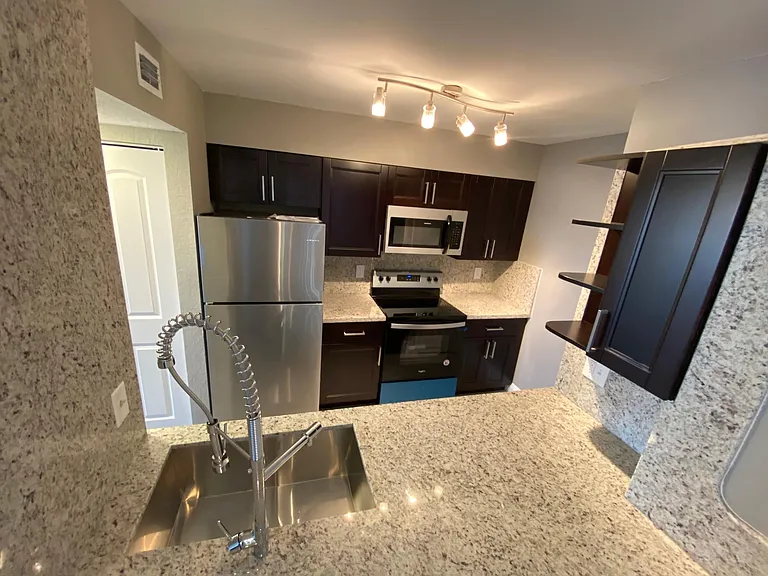 2831 N Oakland Forest Dr — Photo 4