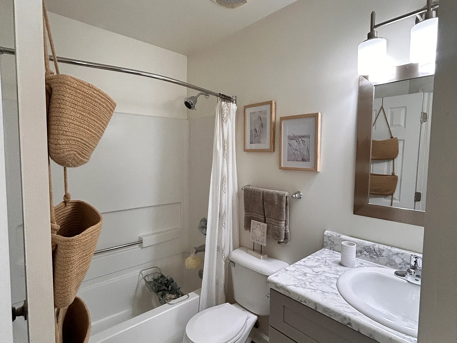 2 bed, 2.5 bath, 1181 sqft, $1,615 — Photo 2
