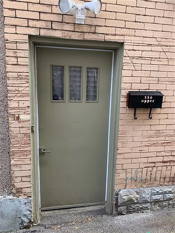 3 bed, $1,800 — Photo 1