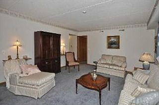 5th image of 1327 E Washington St Unit 402