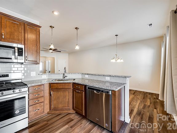 4th image of 524 Hunters Dance Rd