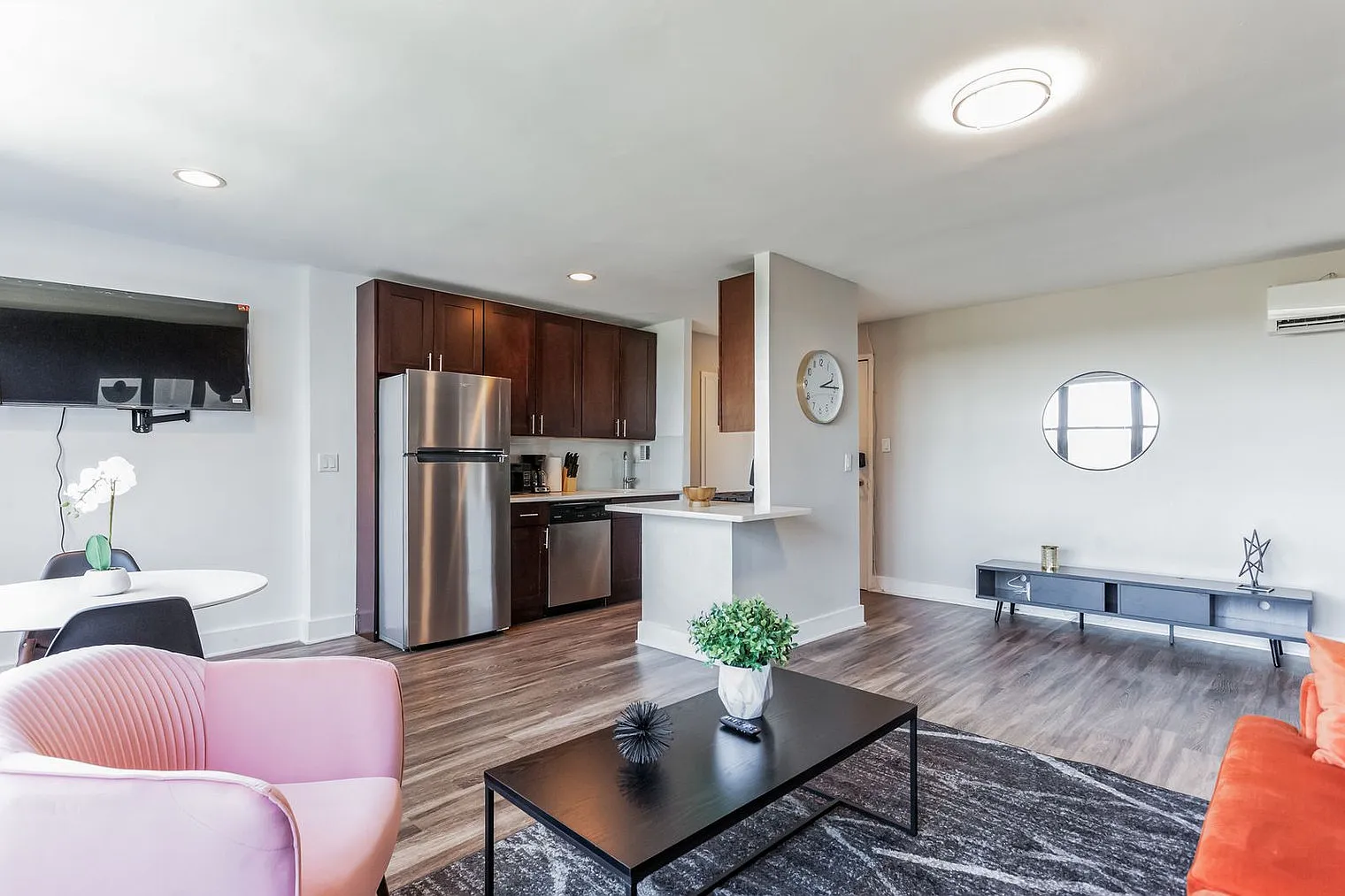 1 bed, 1.0 bath, 6189 sqft, $2,426 — Photo 1